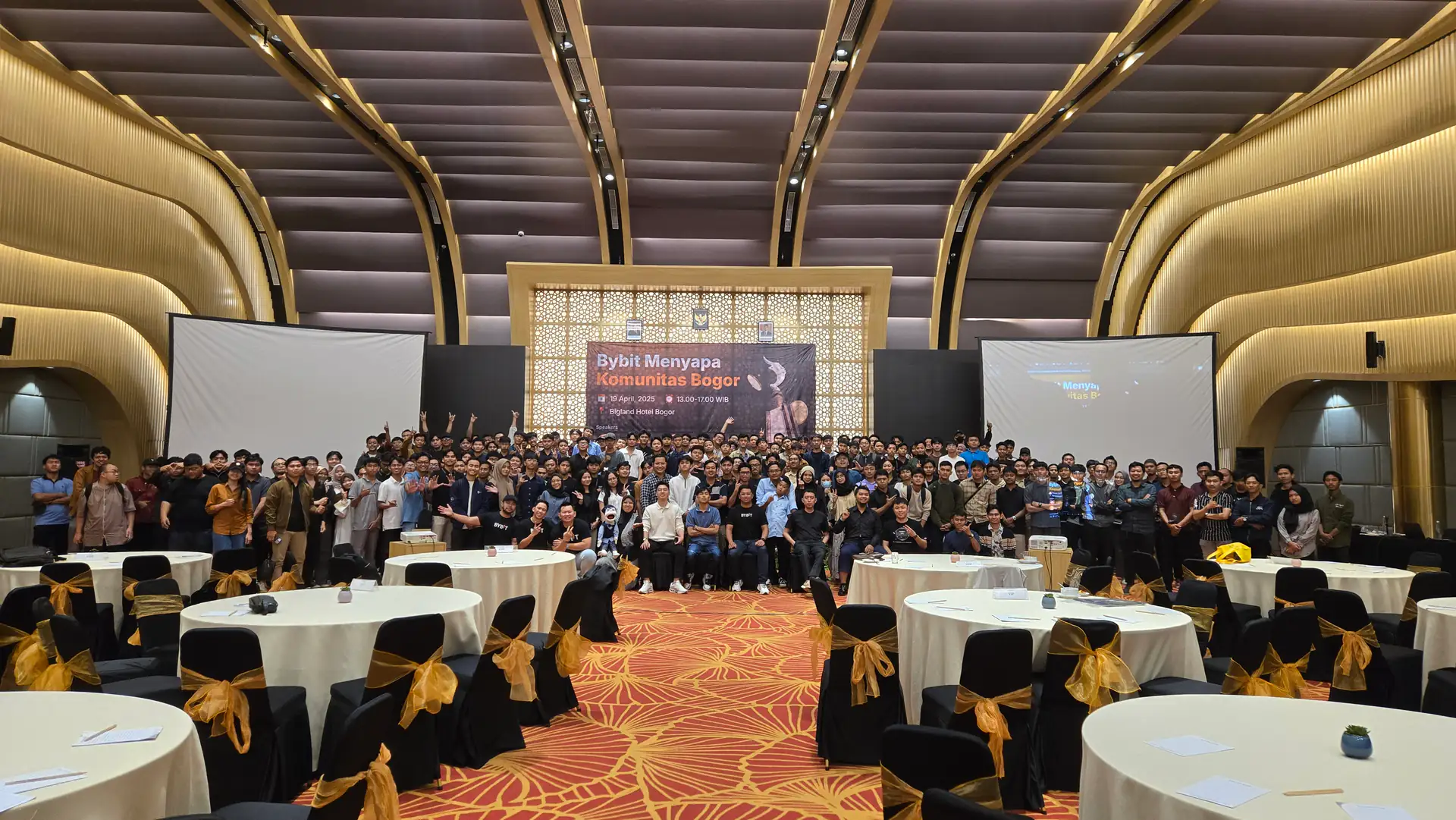 Komunitas Web3 Bogor berfoto bersama dalam acara Bybit Menyapa Komunitas Bogor
